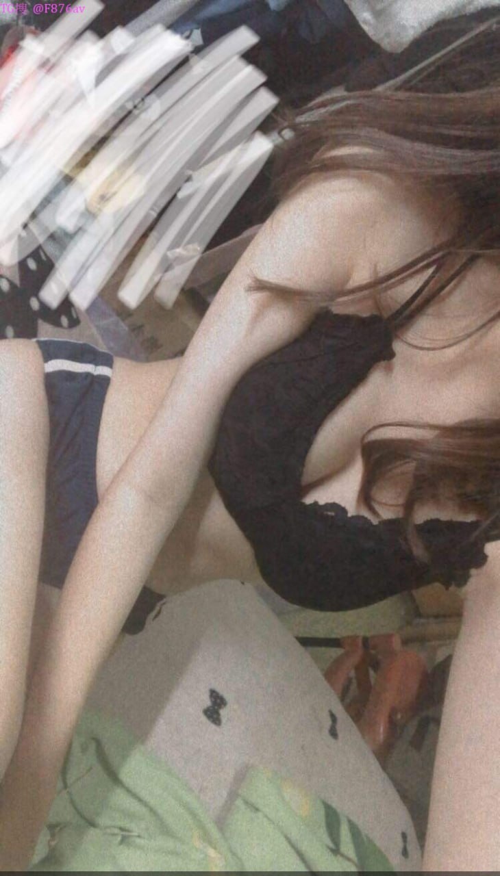 Nữ đồng nghiệp nứng lồn luôn gạ Trả bài tôi dù Người vợ tôi ở ngay cạnh bên