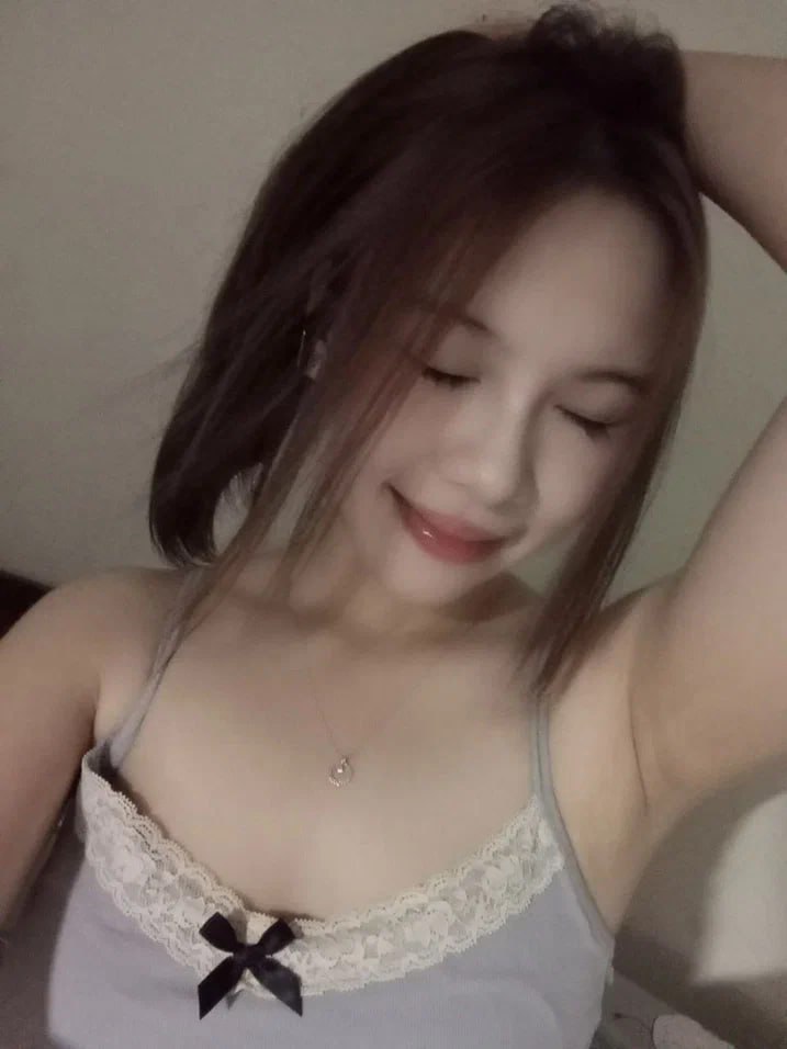 Nữ thần tuyệt vời nhất đang đến, với bộ ngực đẹp, đôi chân dài và lỗ hồng hổ trắng...