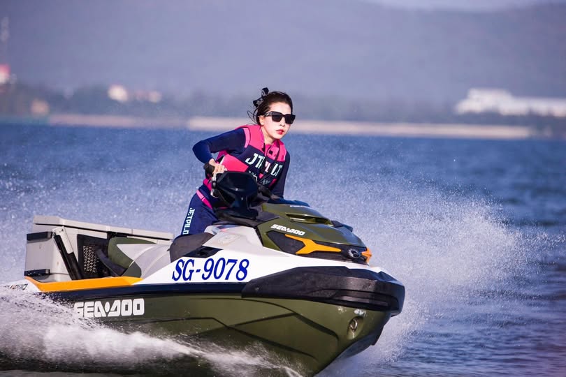 Chị gái Shen Nana xoa bóp cu cho thằng em