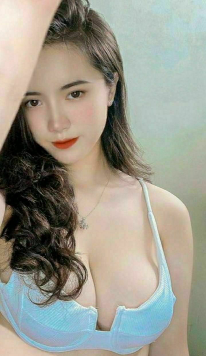 Dylan Ryder ngực to và bú cu